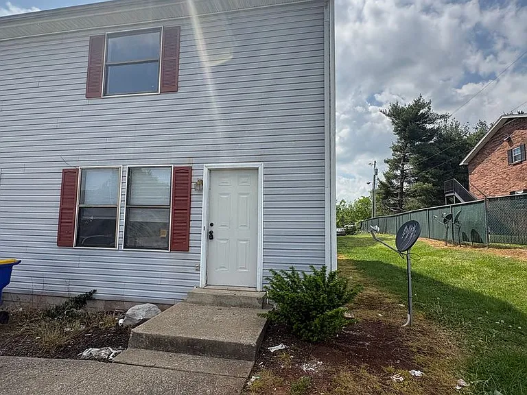 424 Jennings Dr — Photo 1
