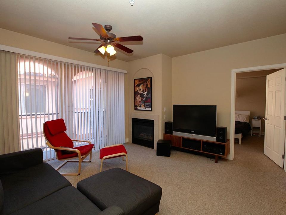 Living room Pic #2