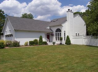 5 Hunting Hill Dr, Blue Point, NY 11715