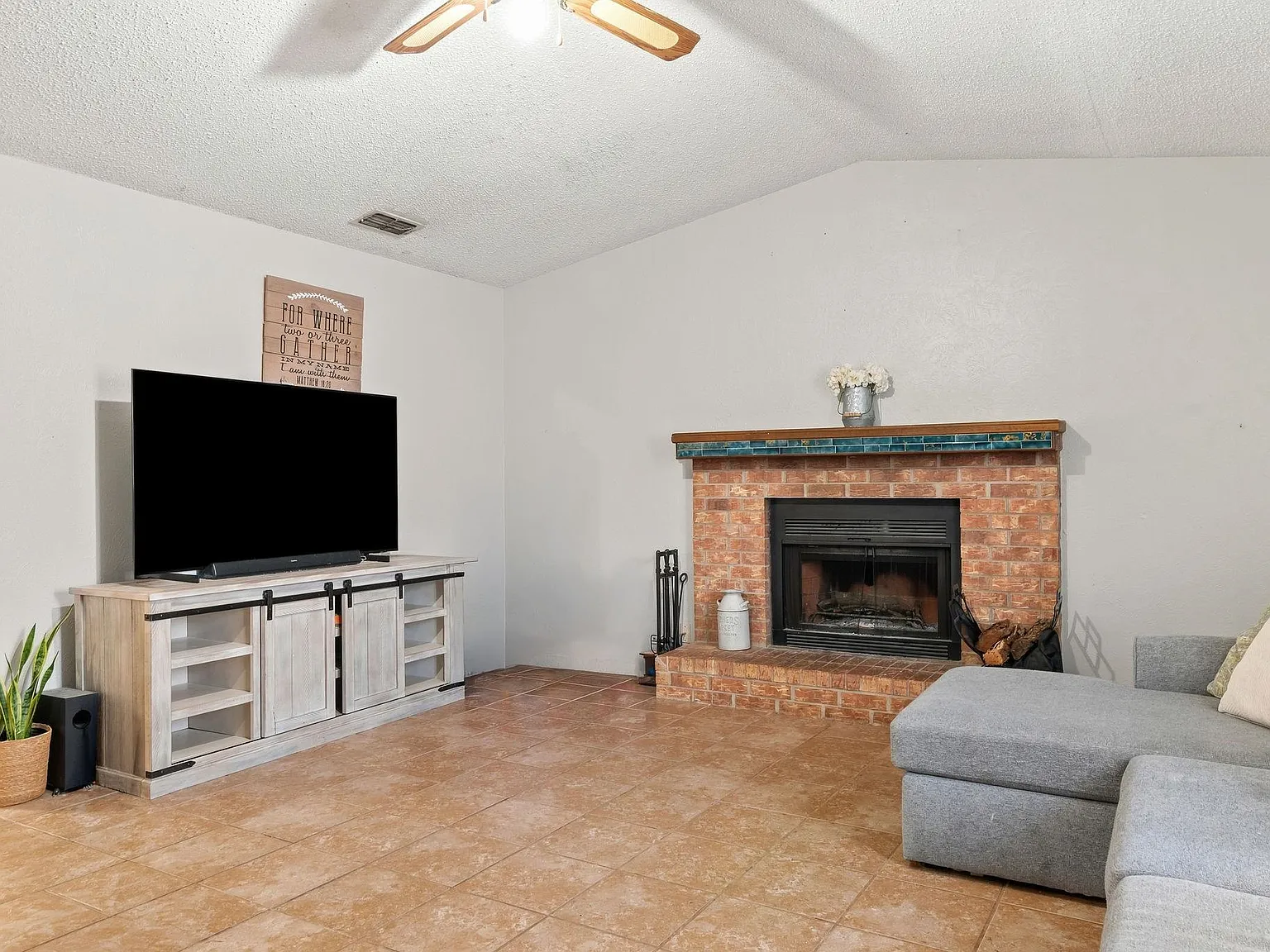 3 bed, 2.0 bath, 1284 sqft, $2,000 — Photo 3