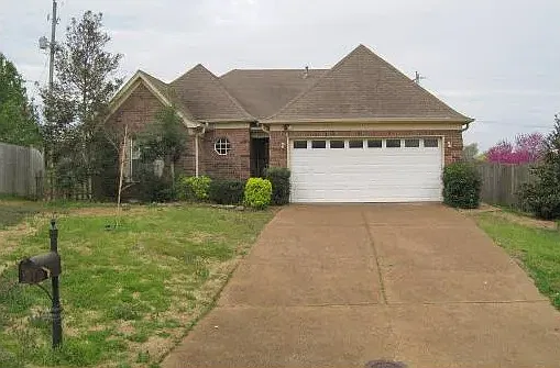 8915 Lakeside Cv