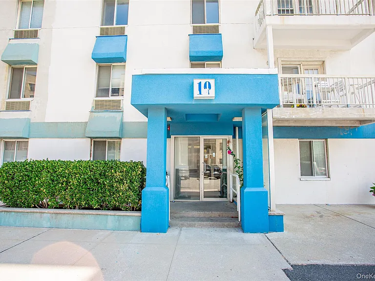 10 Franklin Blvd #203 — Photo 3