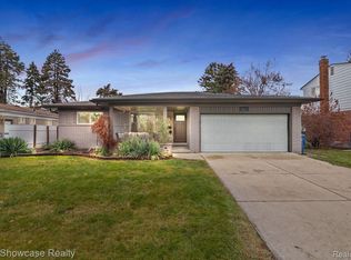 3651 Pall Dr, Warren, MI 48092