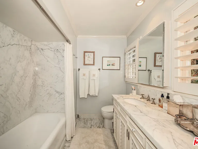 1367 N Beverly Dr — Photo 25