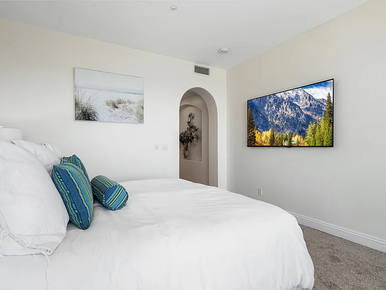 255 La Paloma — Photo 30