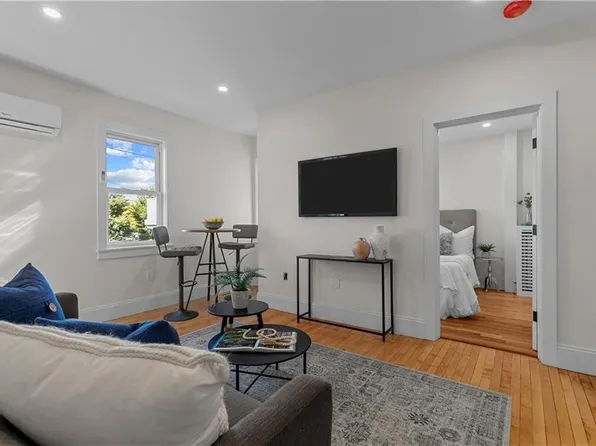 131 Broadway St #3, Newport, RI 02840