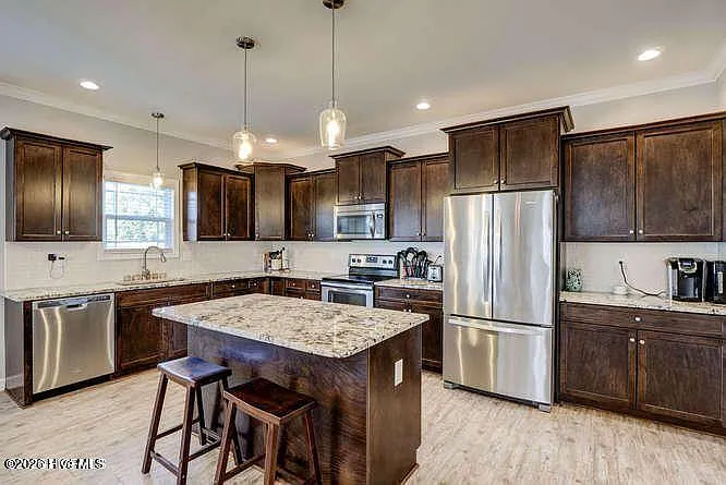 120 Camelot Dr — Photo 3
