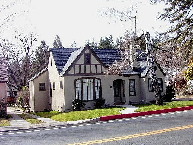823 W Main St photo 1