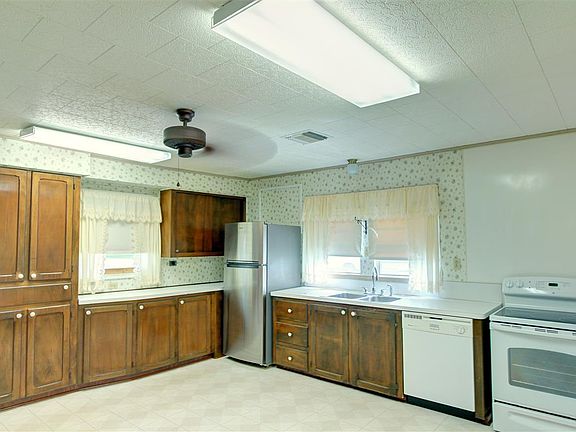 3rd image of 1736 Himalaya Ave