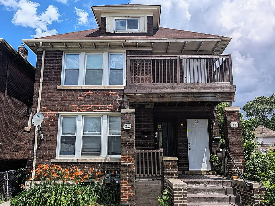30 W Henry St