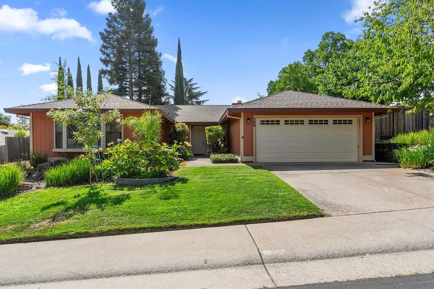 509 Willow Creek Dr photo 1