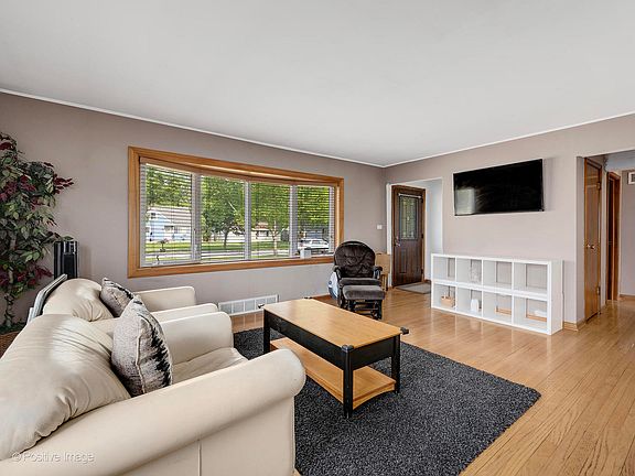 4th image of 667 N Lombard Ave