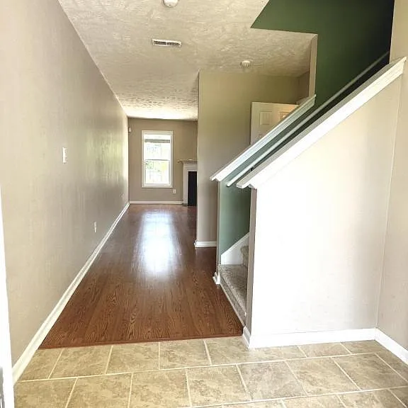 385 Americana Dr — Photo 2