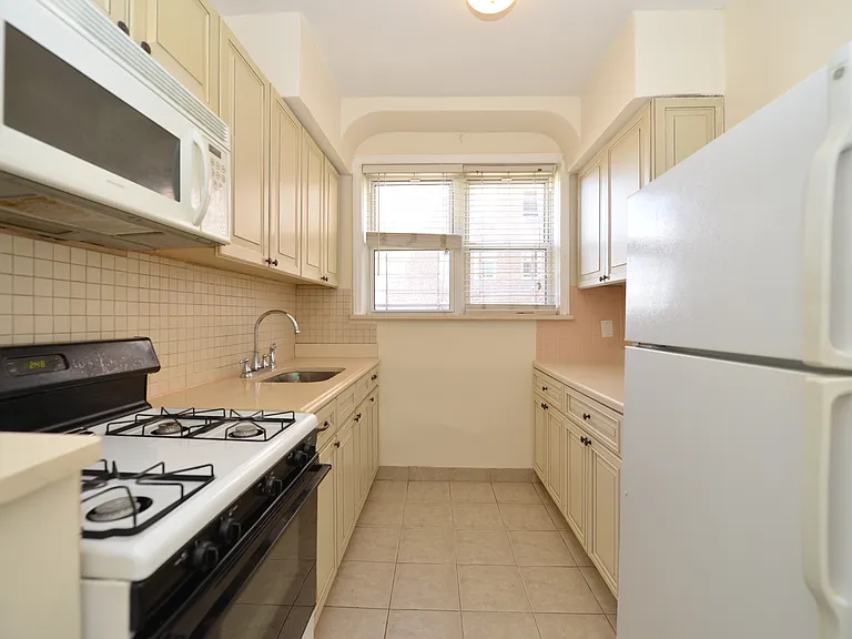15 Bay 38 St #2 — Photo 11