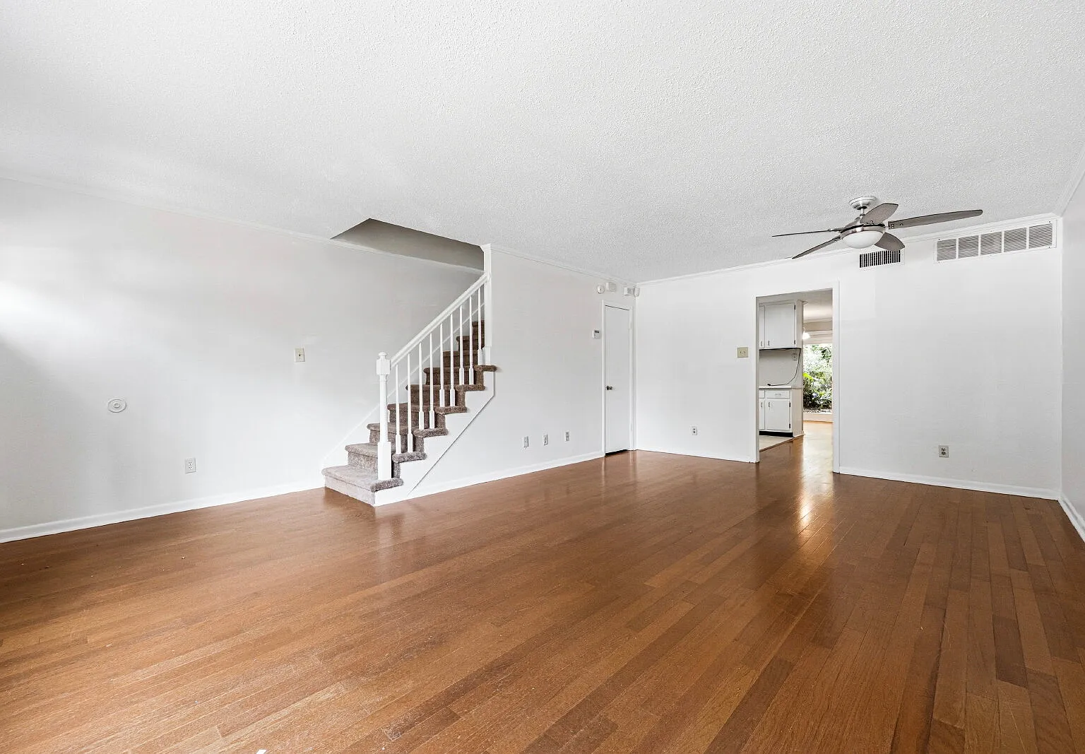2 bed, 2.0 bath, 1596 sqft, $1,595 — Photo 2
