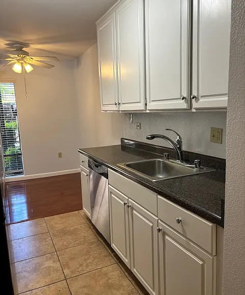 877 Woodside Ln E #9 — Photo 2