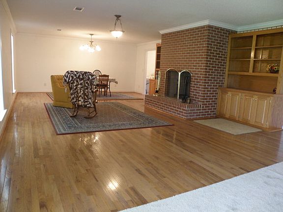 5th image of 413 Harris Morton Rd