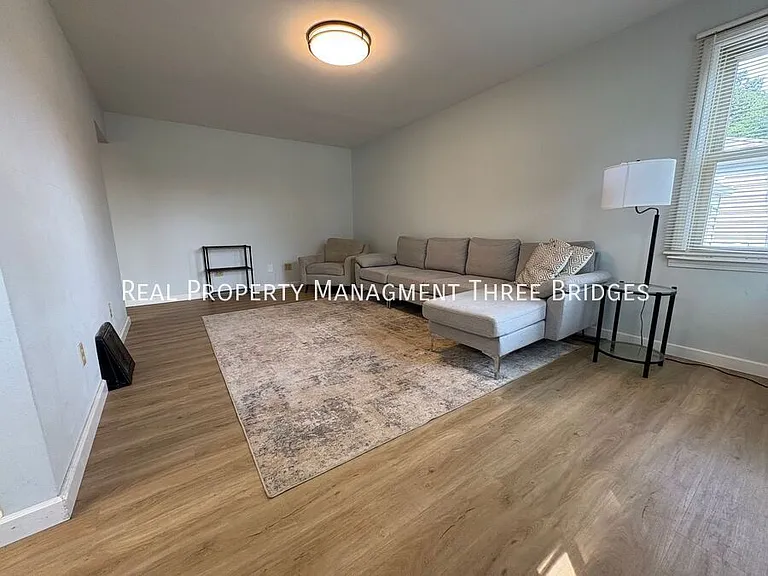 10335 Lackland Rd — Photo 6