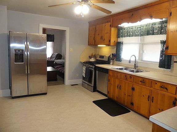 3rd image of 906 W 5th St