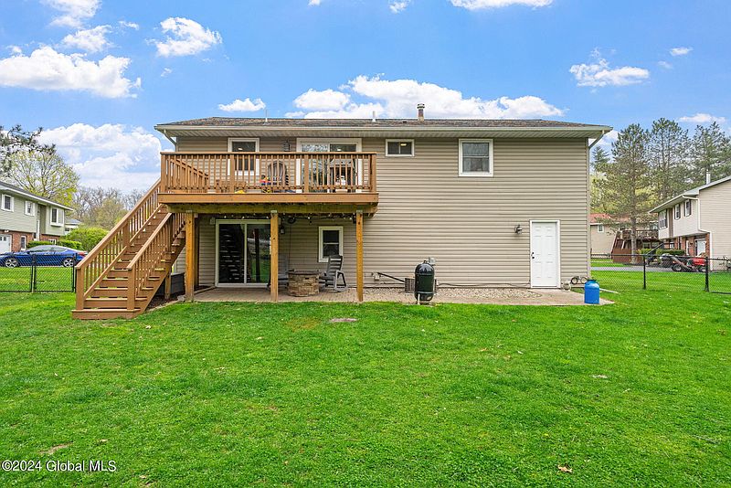3rd image of 4 Spruce Court