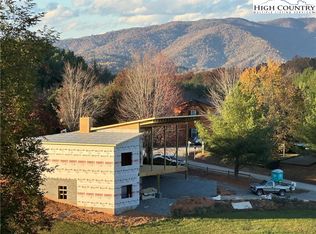 16 Bear Lodge Dr, Sparta, NC 28675