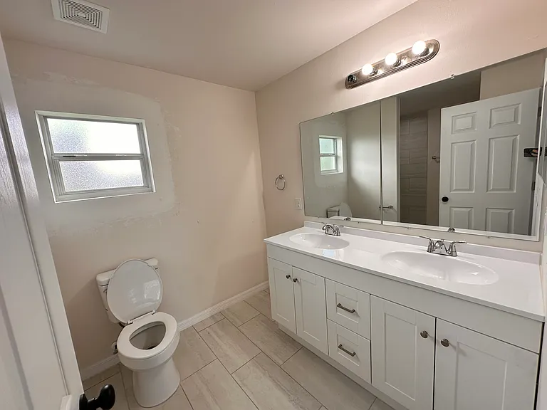 1820 SE 8th St — Photo 3