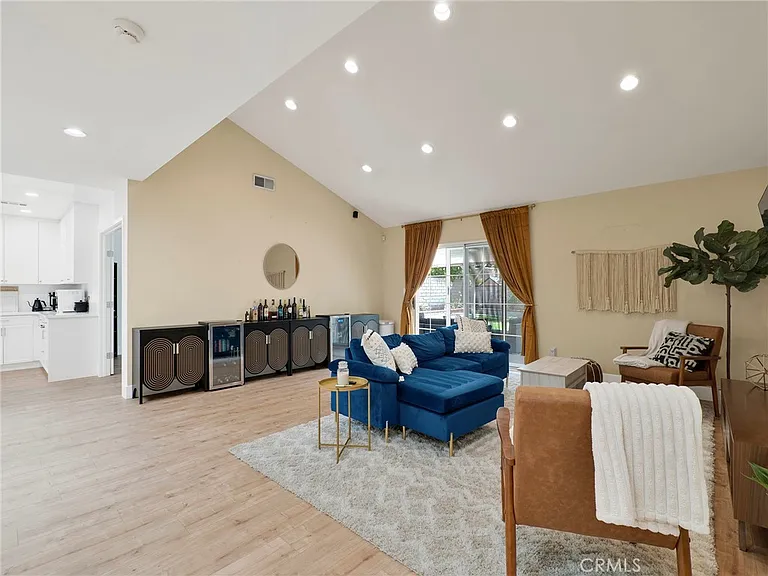 10018 Cozycroft Ave — Photo 2