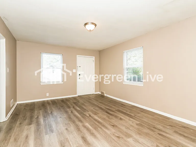 222 S Gladstone Ave — Photo 4