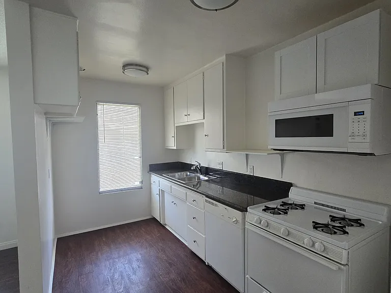 11124 Camarillo St #11 — Photo 2