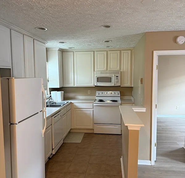 676 Lathrop St #676 — Photo 5