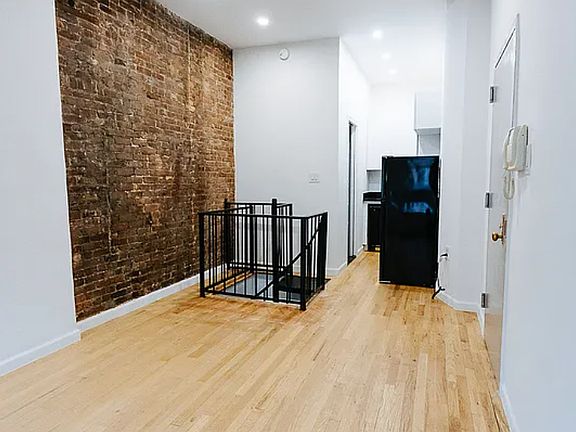 4th image of 479 Warren St #1F