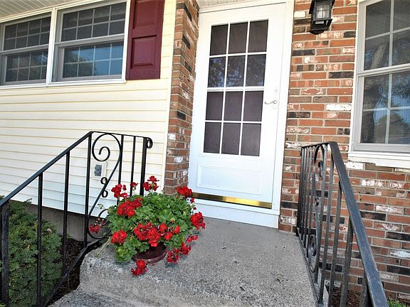 3rd image of 16 Castle Ct