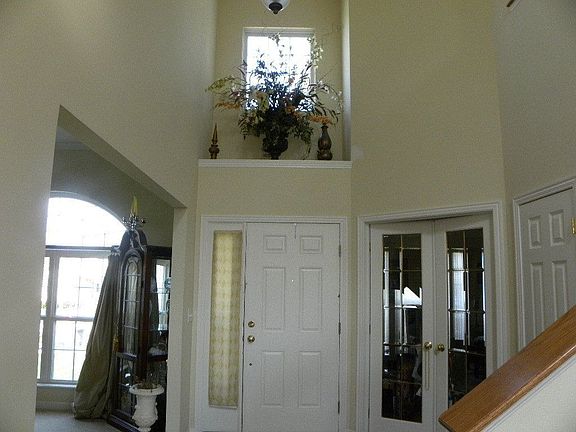 2-Story foyer w/hardwood floors.