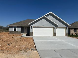 1222 N Maxine Ave, Nixa, MO 65714
