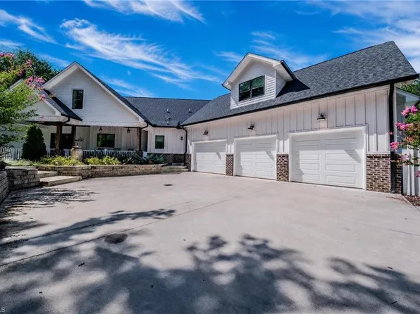 1529 Neelley Rd, Pleasant Garden, NC 27313