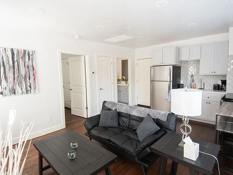 Super Cozy Apartment In The Heart Of Downtown Okc — Photo 3