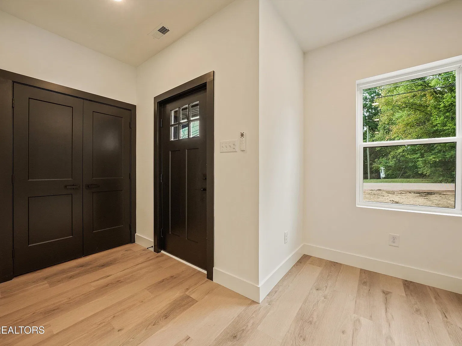 3 bed, 2.5 bath, 1331 sqft, $2,200 — Photo 3