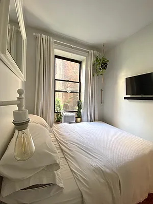 Rented by Compass | media 23