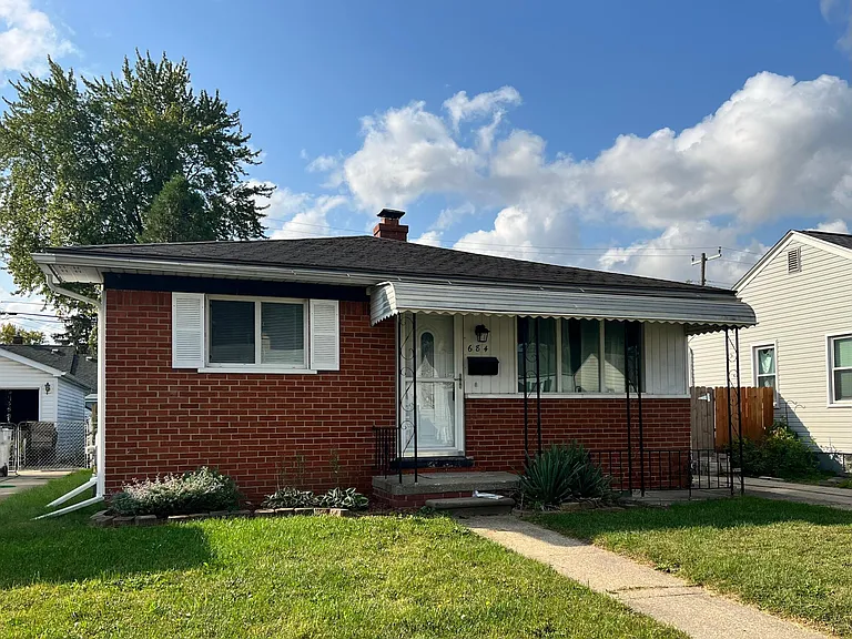 684 E Mapledale Ave — Photo 1