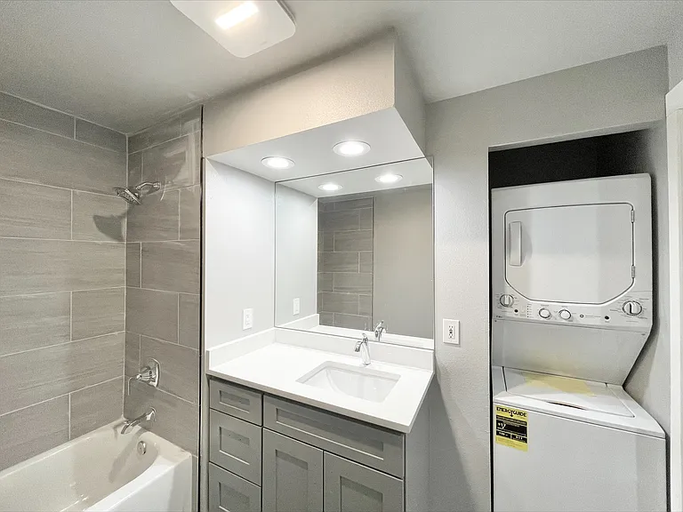 Interlake Place — Photo 13