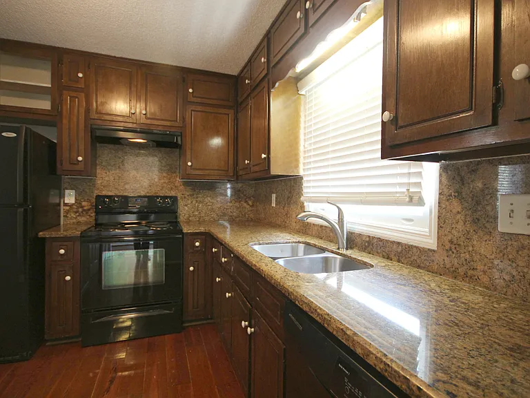 1472 Twin Branches Cir SE — Photo 2