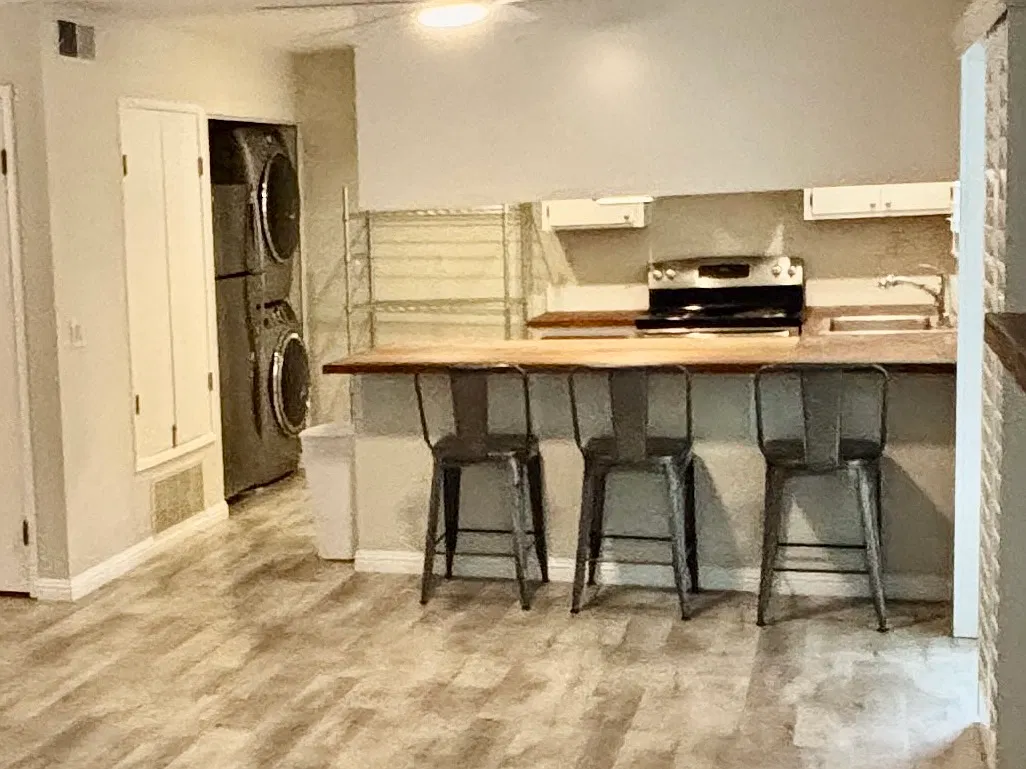 2 bed, 900 sqft, $3,300 — Photo 1