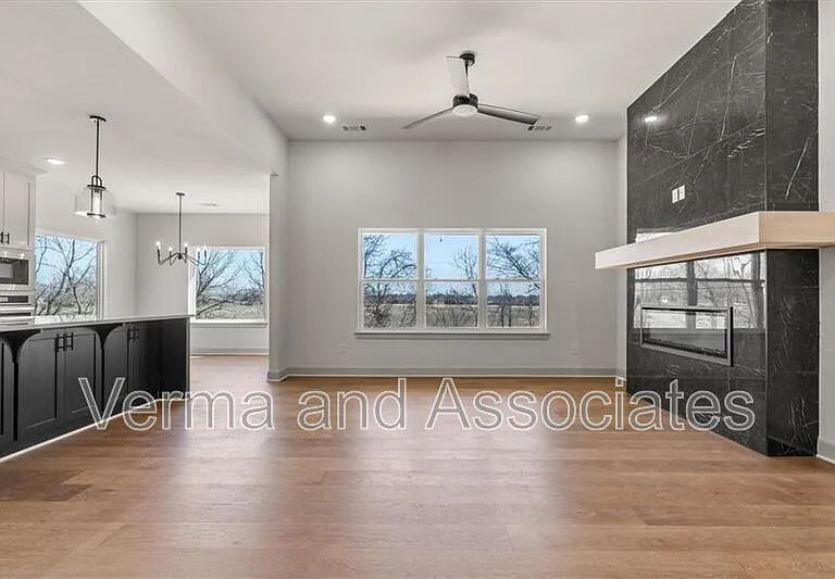 1050 Whistler St — Photo 3