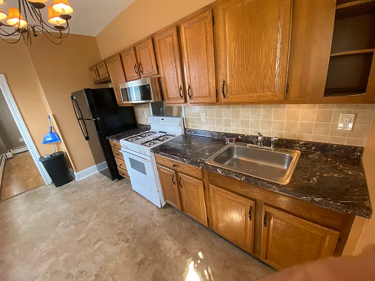 902 Linden St — Photo 13