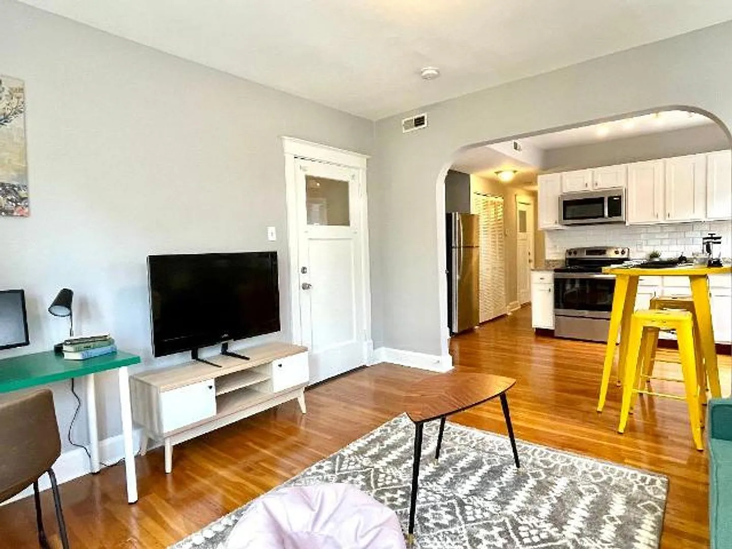 Apartment for Rent in the Southwest Gardens Area — Photo 3