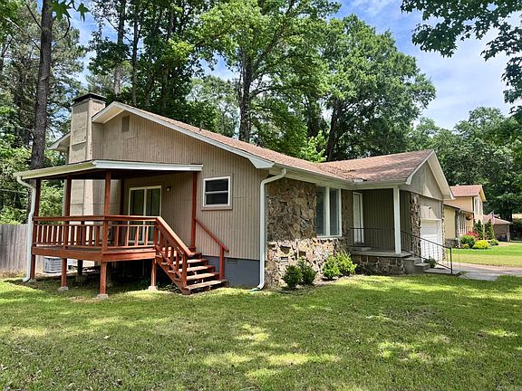 3rd image of 104 Foxdell Cir
