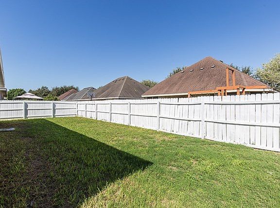5th image of 2001 Primrose Dr