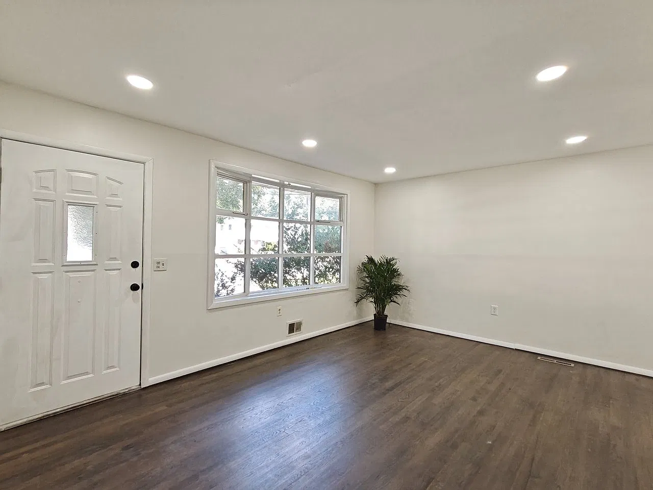 3 bed, $3,049 — Photo 2