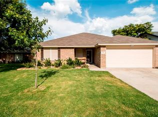 712 Hallvale Dr, White Settlement, TX 76108