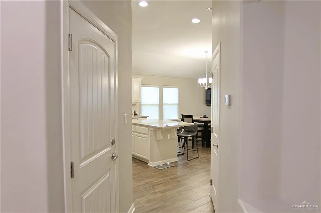 3 bed, 2.0 bath, 1386 sqft, $1,900 — Photo 3